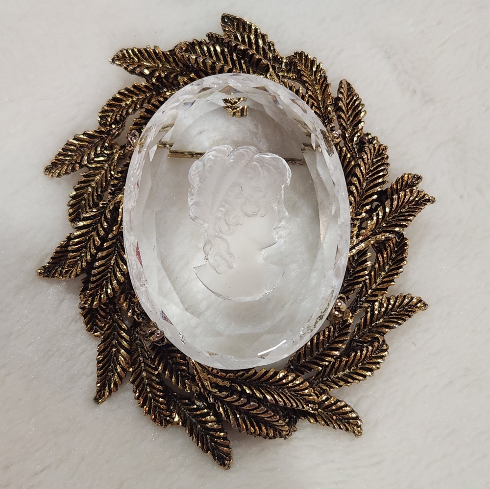 Vintage Unsigned Glass Cameo Brooch